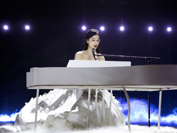 《乘风破浪》上线后，大家都在关注黄圣依，刘