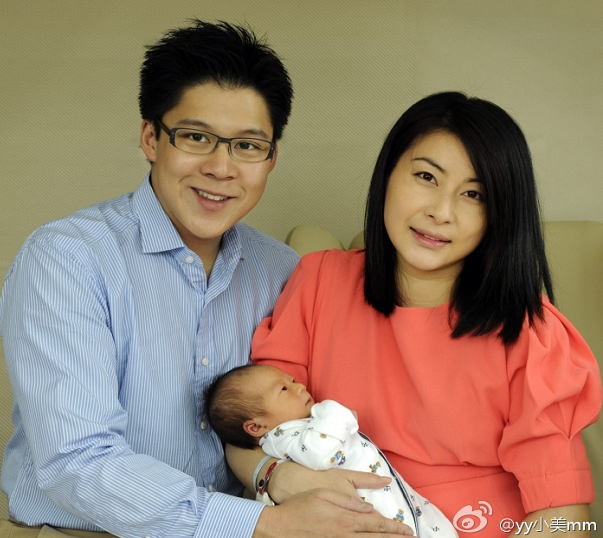 霍啟剛夫妻看音樂劇，郭晶晶罕穿仙女裙顯滄桑，常年跳水致細紋多