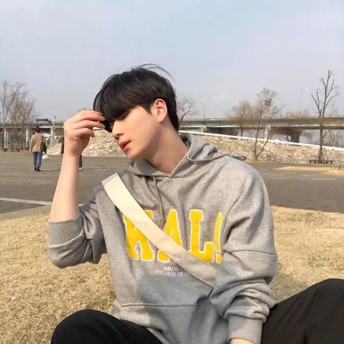 比较好看的图片头像男生霸气冷酷