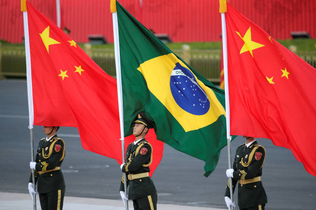 中国与巴西关系刚刚密切，巴西总统就意图禁止中国企业参加5G建设，巴西总统势必追随特朗普