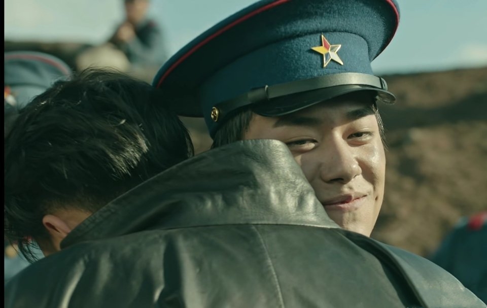 郭麒麟被人搂住频露娇羞，易烊千玺罗晋更似女