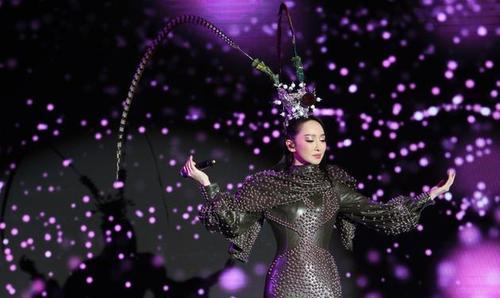 “反拿話(huà)筒”假唱事件后，跌落神壇的薩頂頂去哪了？