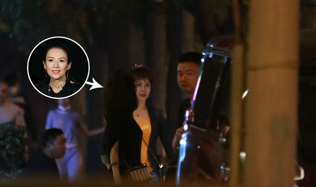 章子怡一家做陶艺，章子怡搂着醒醒做小碗，汪峰做出一滩泥