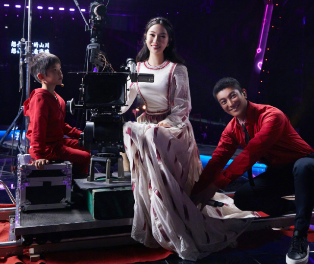 杜江夫婦看兒子慈善演出，嗯哼獲媽媽霍思燕鼓勵，對鏡比耶超自信