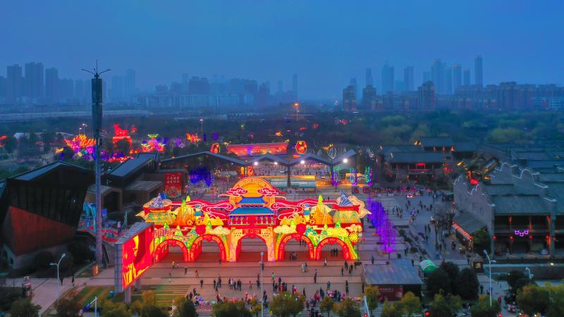 景区相互打擂争奇斗艳，抖尽家底绝活与民同乐