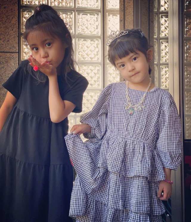 可爱到犯规！贾静雯晒俩女儿自画像，咘咘波妞抽象画功被妈妈调侃