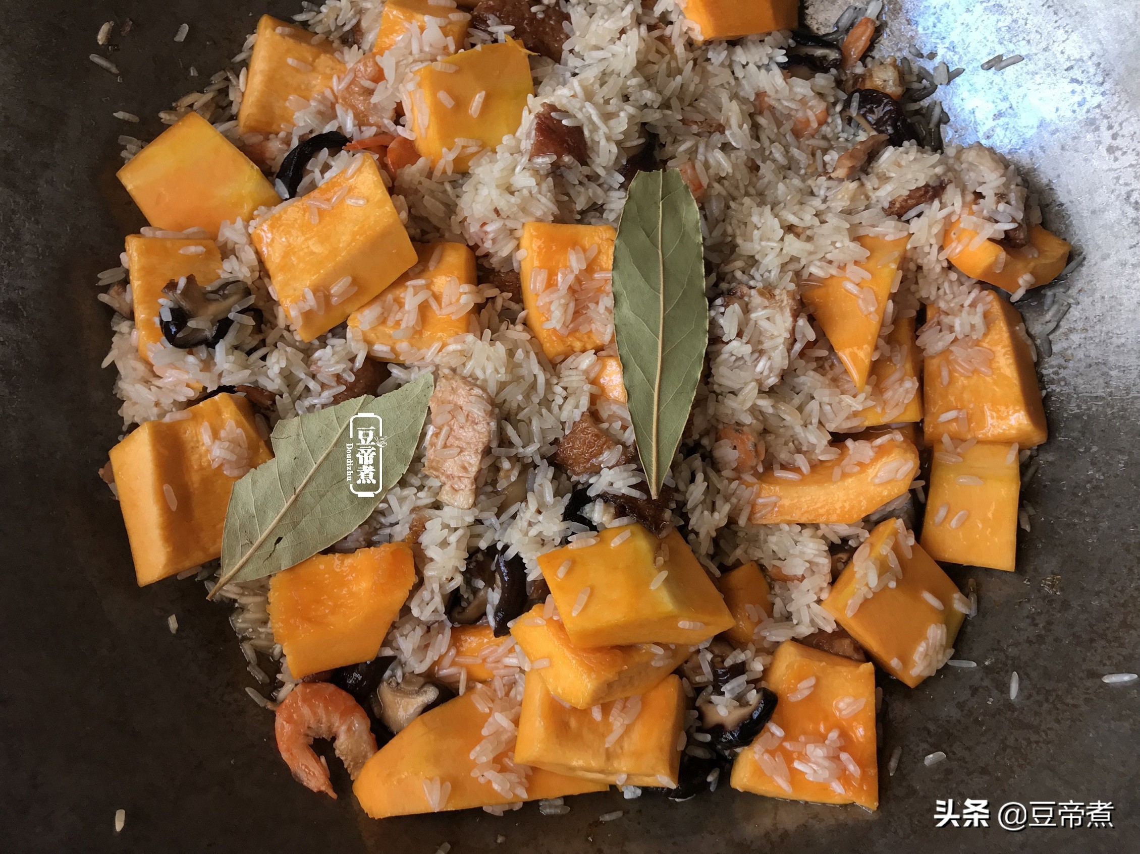 懒人不想炒菜的好办法，把饭菜肉一锅焖，老公孩子一连吃好了几碗