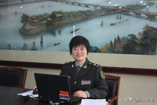 激光学女神侯静，外国军事专家称她：是一个比核弹还可怕的女人