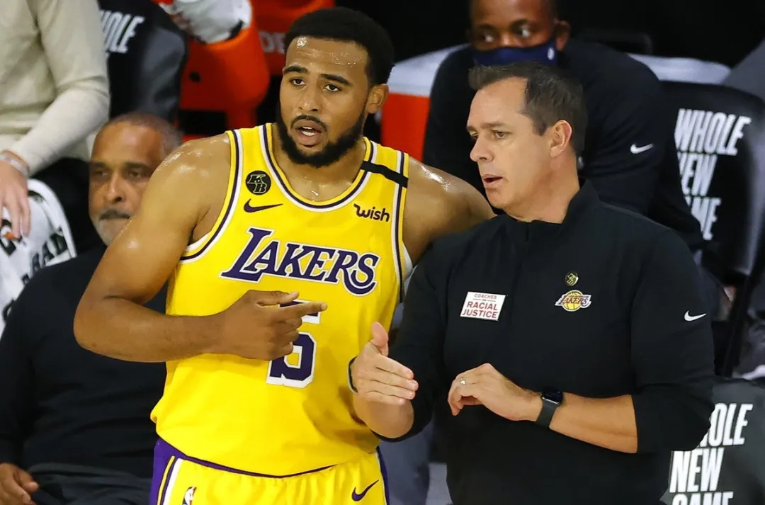NBA第一个“00后”总冠军！队友喝香槟，他只能喝橙汁