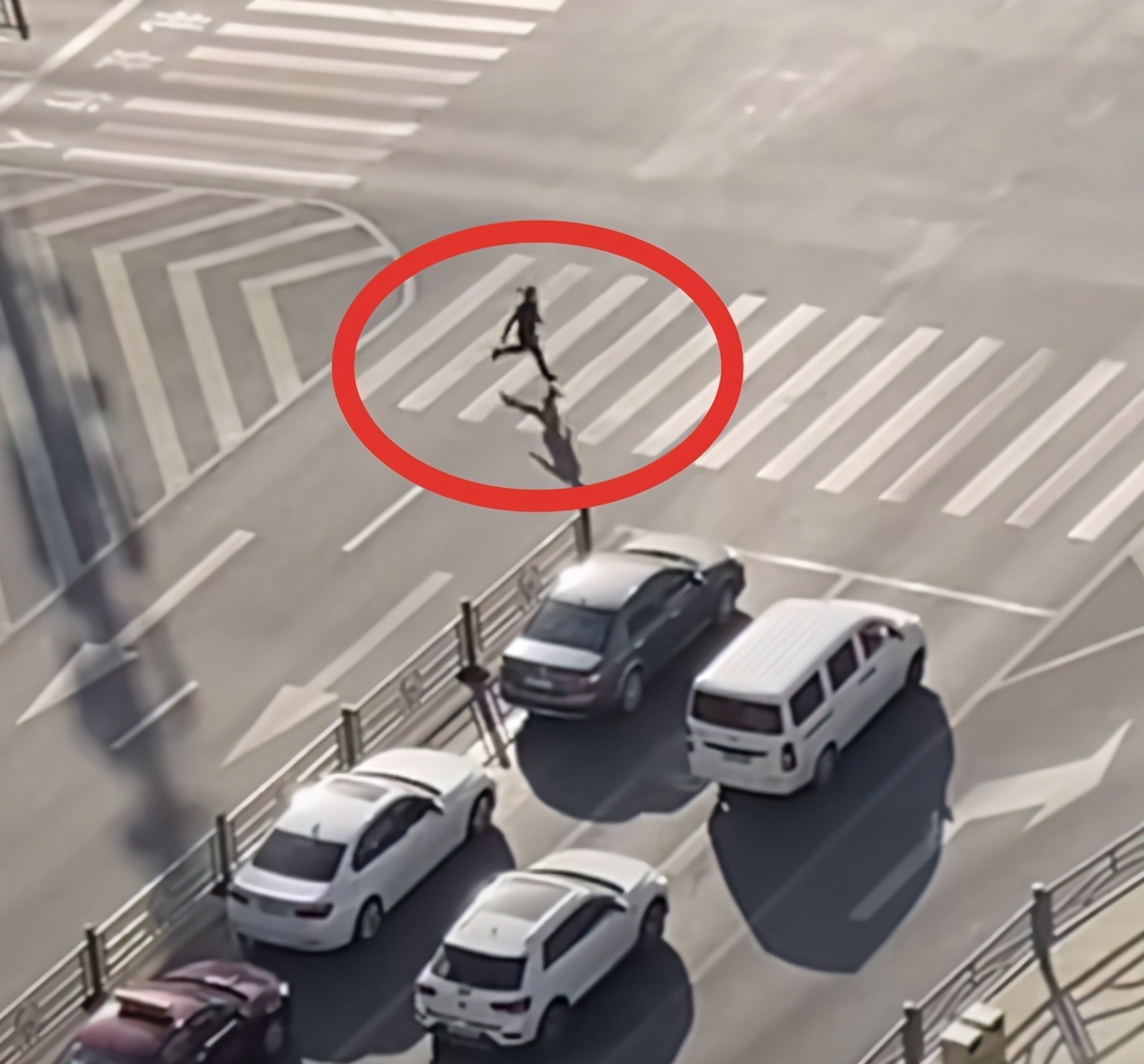 #狂奔#女孩每天狂奔踩点上班被老板拍下 起床困难的小姐姐一夜爆红网络！