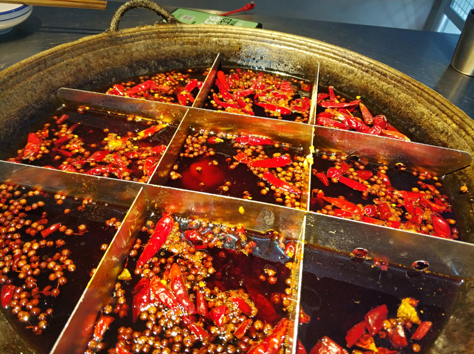 别再说重庆人是大老粗，火爆脾气的背后，是勇猛坚强的生命哲学