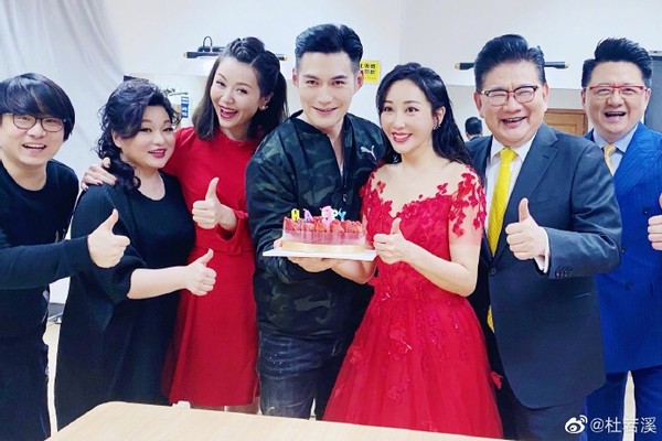 36岁杜若溪甜蜜庆生，被老公严屹宽宠成少女，身