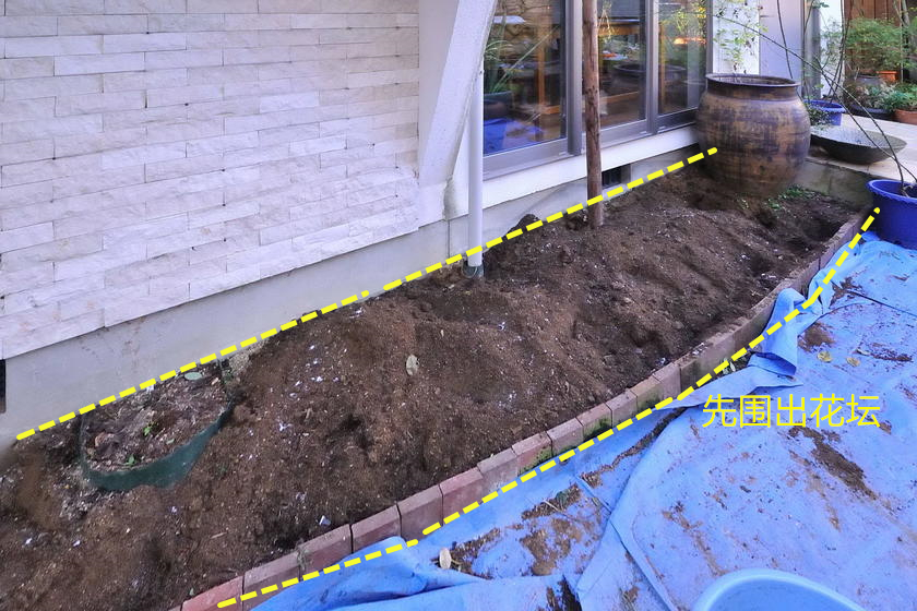退休老爸捯饬小院 地里埋30个陶盆 墙根围出花坛又省钱又好看 Bierenjia De