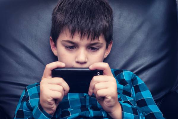 孩子沉迷手机游戏和视频？破解6大诱因，帮孩子摆脱“行为上瘾”