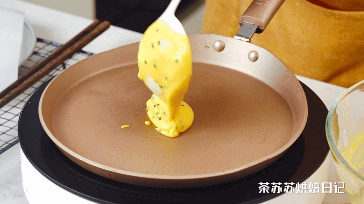 3個雞蛋加碗麵粉！ 攪和攪和，輕鬆一烙，酥脆的蛋捲就出來了