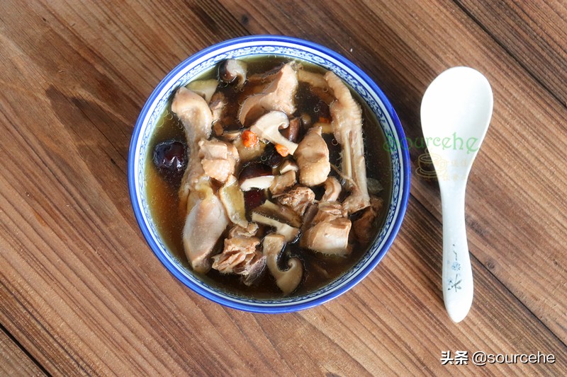 煲雞湯加這三種食材，熱乎乎暖暖的，很適合長輩喝，尤其冬天