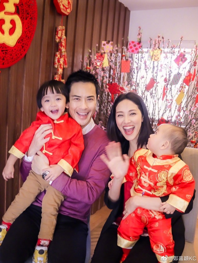 鄭嘉穎為大兒子慶生，2歲鄭承悅太會耍帥，陳凱琳自認“奶奶命”