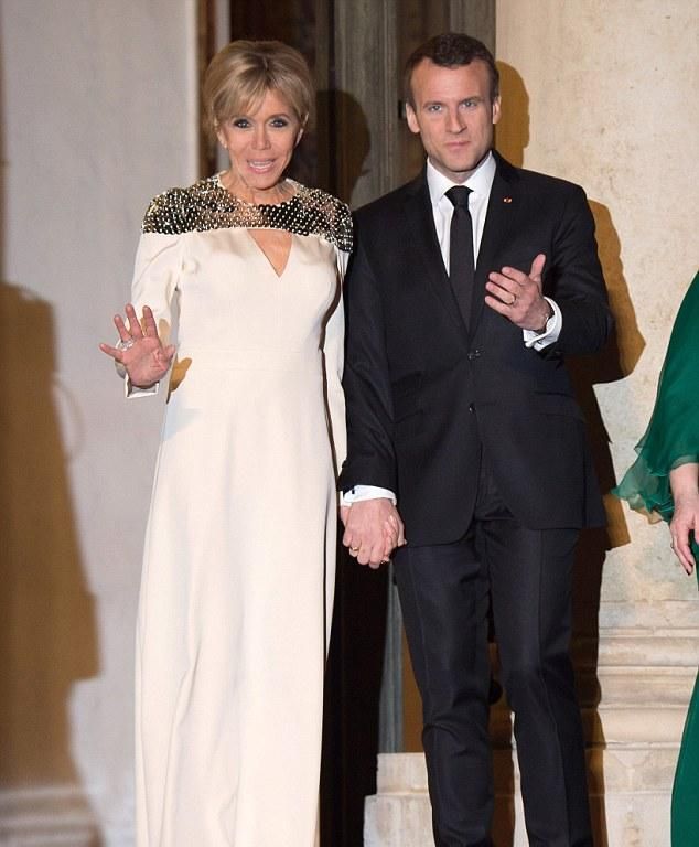 布丽吉特挽起头发惊艳了！穿水钻白裙太美，可惜脖子皮肤松弛太尬