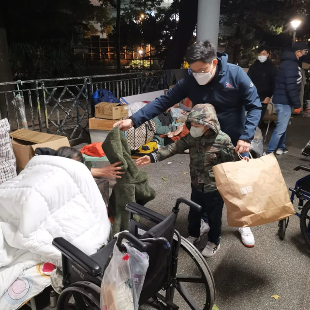 霍啟剛郭晶晶享受甜蜜二人世界，不忘做善事光顧小餐館幫助殘疾人