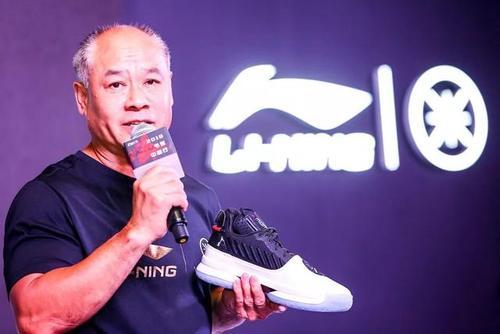 57岁李宁现状曝光！百亿身家，头发全白，妻子圆