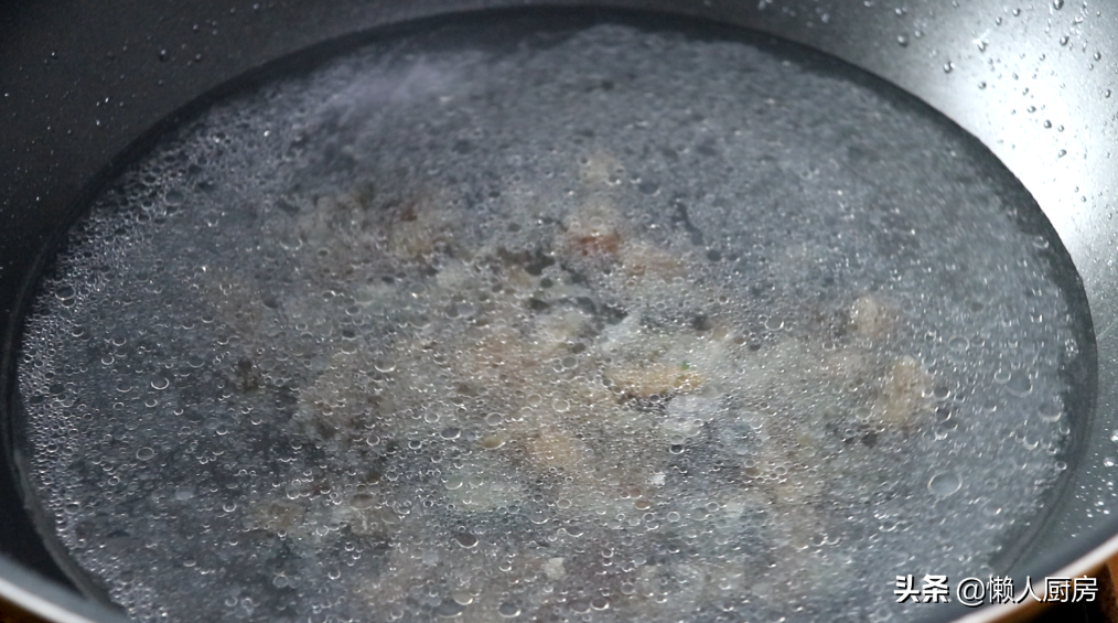 豆腐切絲，與皮蛋絕配，這樣做成湯羹，細膩爽滑，營養又美味