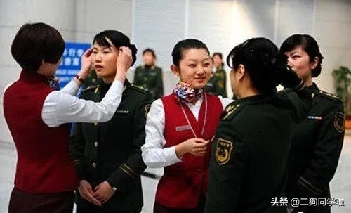 解放军女兵和空姐同框照，红妆碰上武装，这样