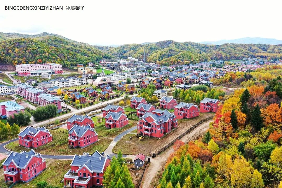 Xuexiang Tianlu, walking through the poetry of autumn leaves dancing with the first snow