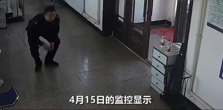 不愧是“狐貍精”，知道“有困難找警察”！東北銀狐進派出所求助