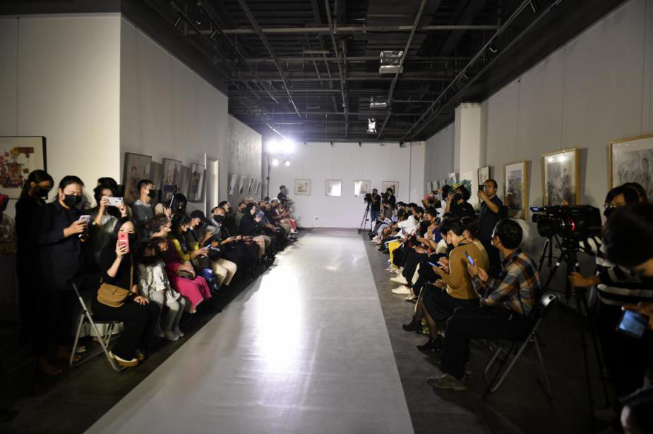 《重構熵感——藝術家曹娜時尚藝術大展》以衣為媒呈藝術新態