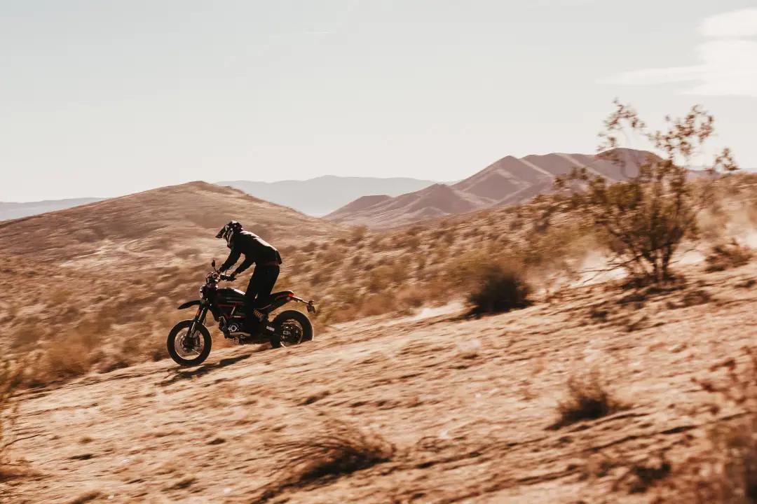 杜卡迪这款摩托车动力强劲，不仅能越野还能上赛道