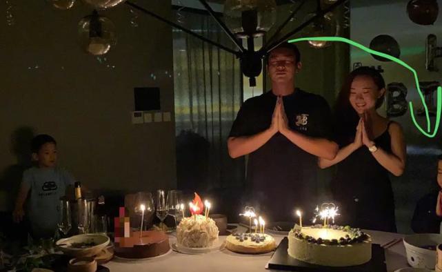 杜江和霍思燕一家出遊，神秘小女孩再現身，露側臉與霍思燕熱聊