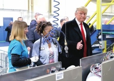 特朗普又搞事情！不戴口罩参观工厂，还不让陪同官员戴