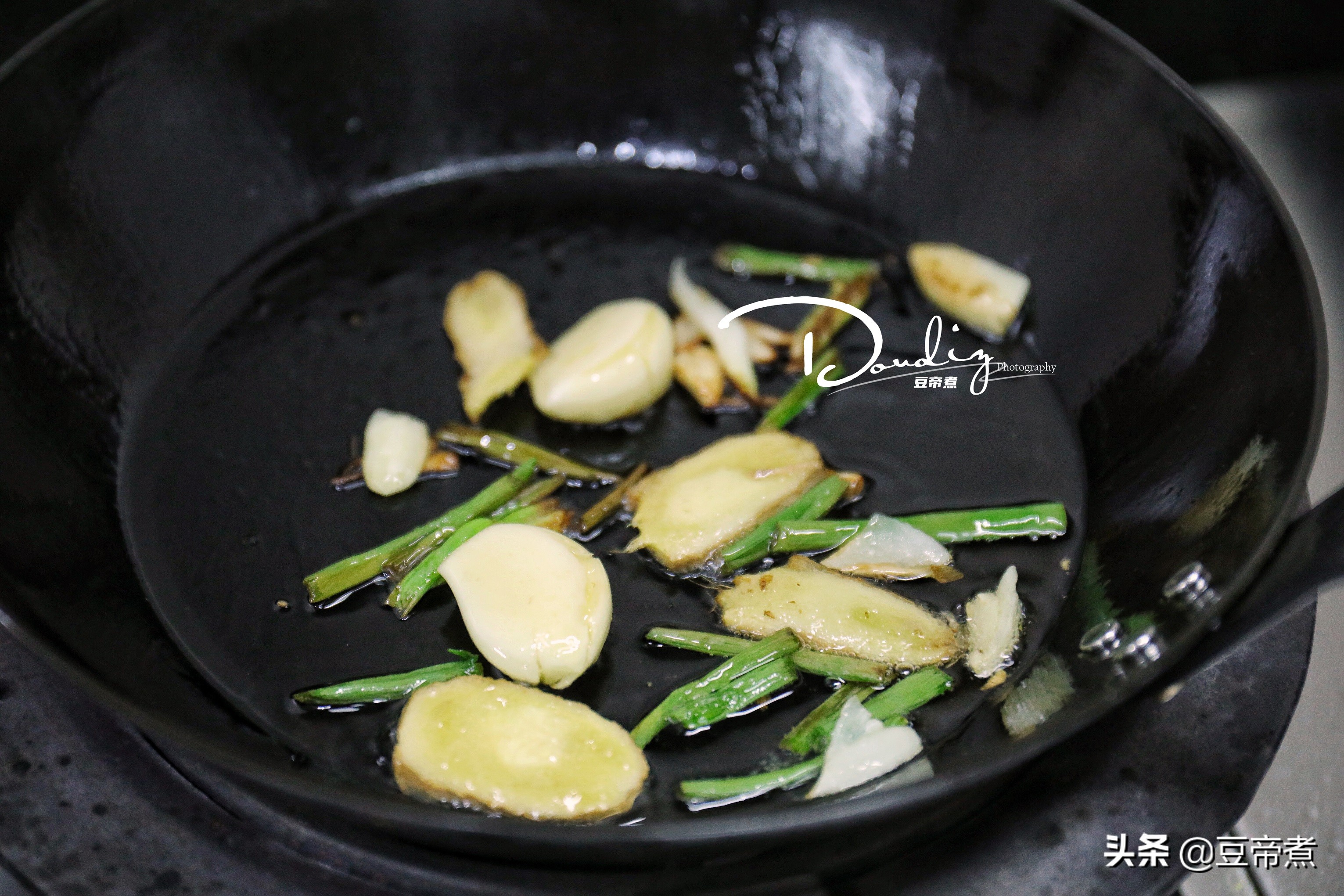 一端上桌就被抢吃光，孩子让我再做一次，没想到小鸡腿这么受欢迎