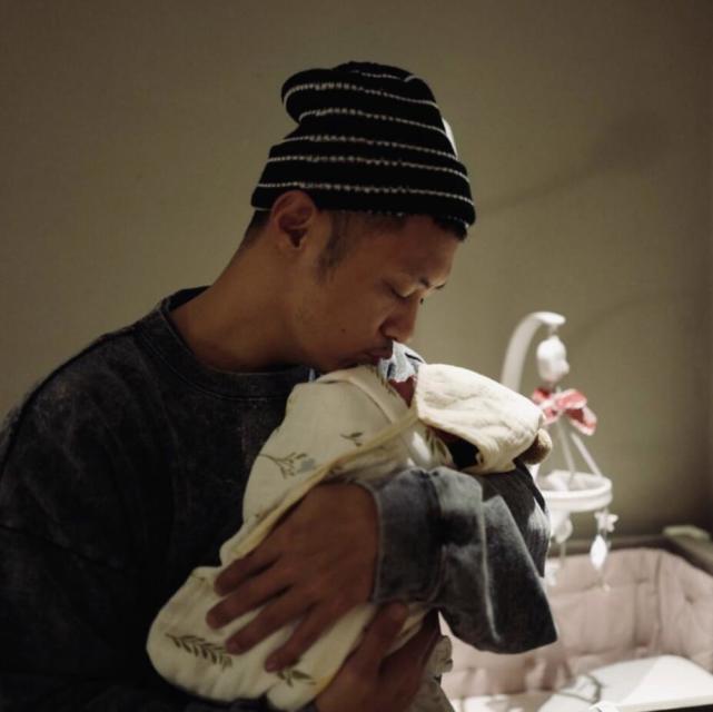 余文樂老婆曬孕期照，生產前7週不顯懷，網友：肚子太小不可思議