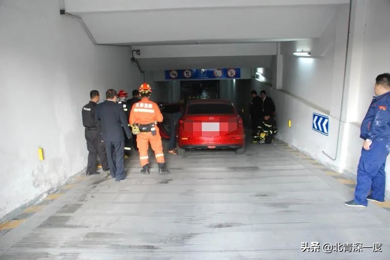 天津地库通道里的致命车祸:躺卧男子被撞身亡,司机被控过失致人死亡罪