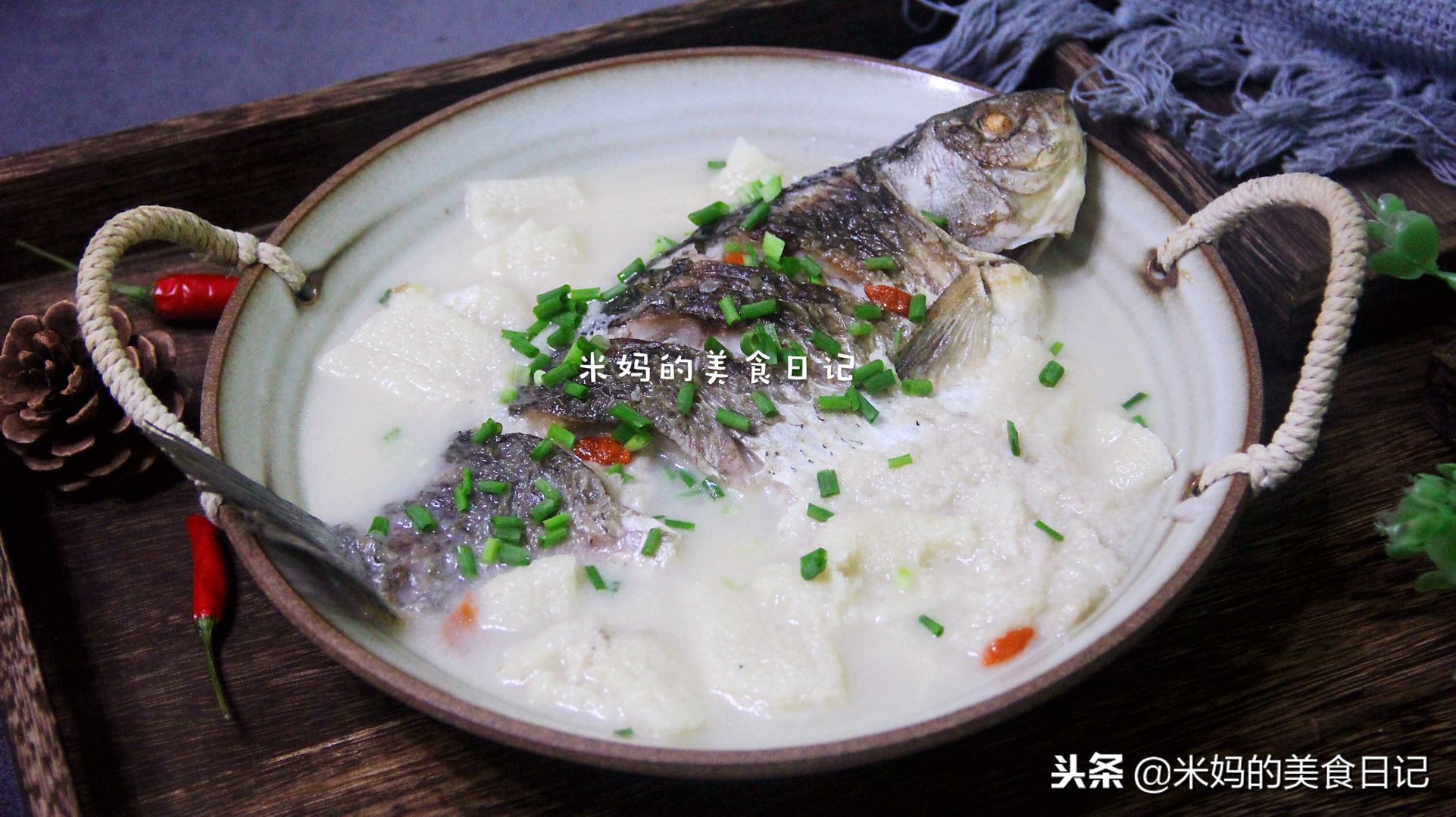 图片[1]-鲫鱼竹荪汤做法步骤图 贵也要吃味道特鲜美-起舞食谱网
