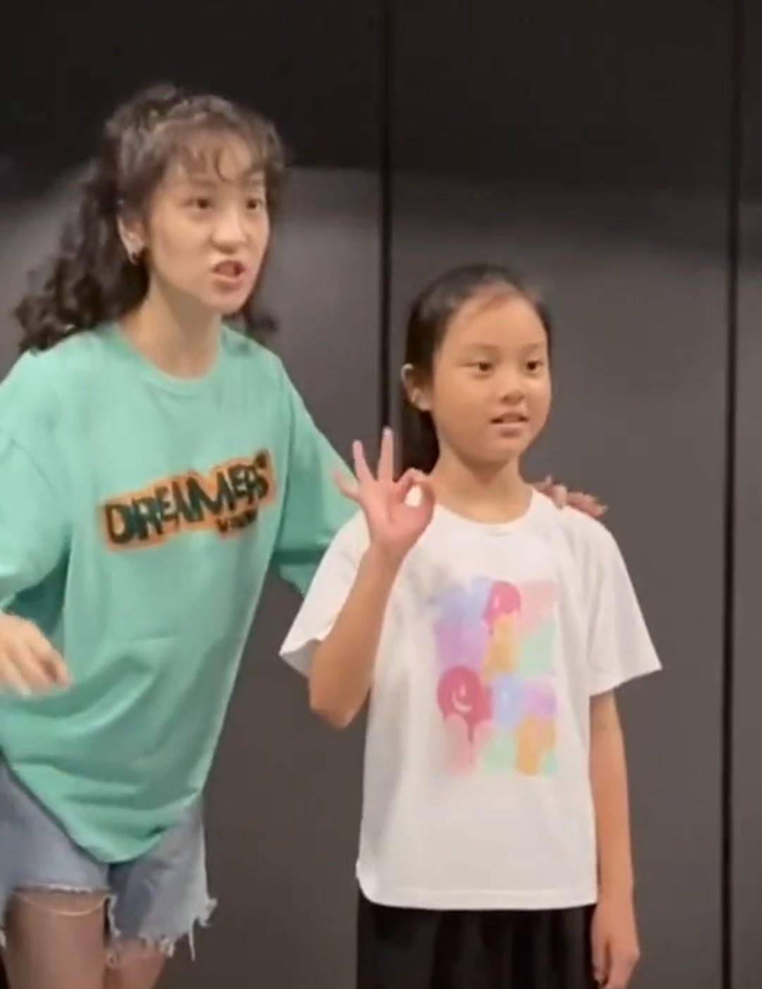 李小璐晒女儿练舞，8岁甜馨苦练马步太崩溃？痛苦表情似贾乃亮