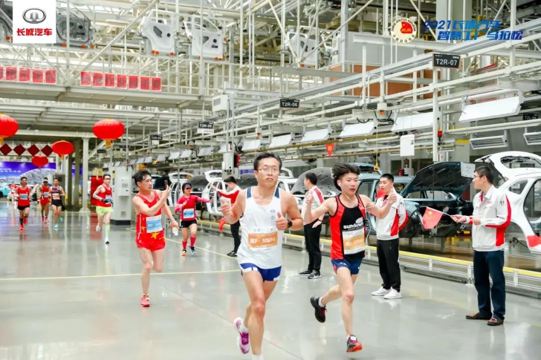 为了炫耀长城的技术实力，魏建军带5000人进工厂跑马拉松