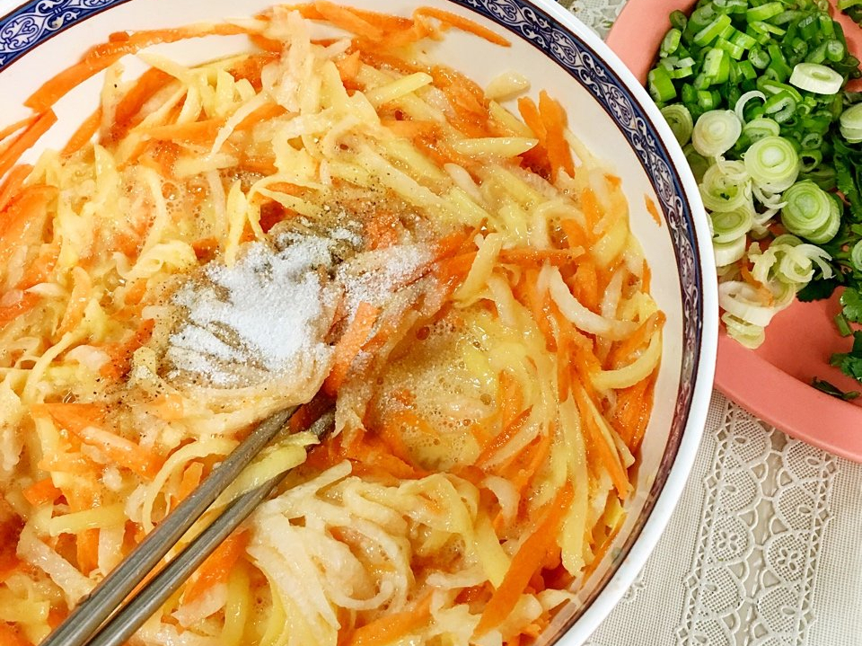 懒人版早餐饼的做法，不揉面不醒面，10分钟出锅，营养均衡更好吃