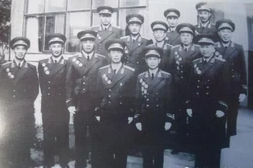 此人个子太矮参军被拒，出征前妻子要求离婚，