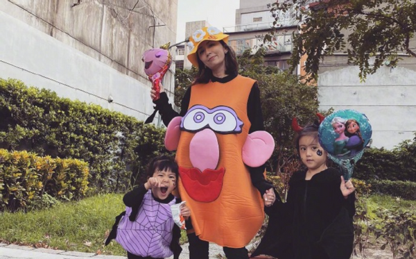 賈靜雯曝女兒患先天眼疾，5歲戴600度眼鏡，險錯過黃金治療期