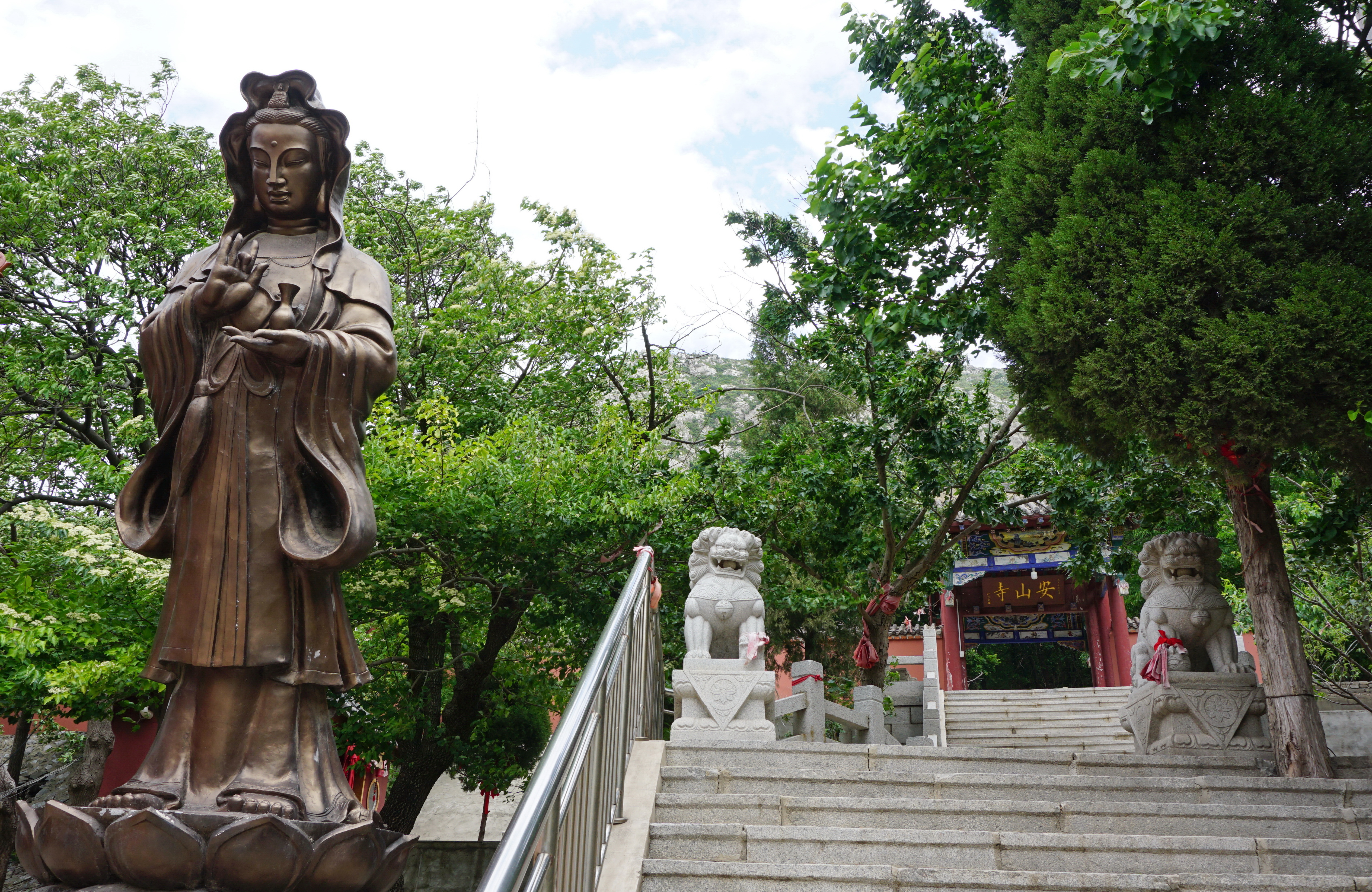 九峰相连 青山环抱 风光秀美的大连安山寺