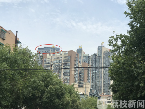 南京楼市大事件7.5：最牛违建！南京一住宅楼顶盖“空中大平层”被投诉10年拆不掉