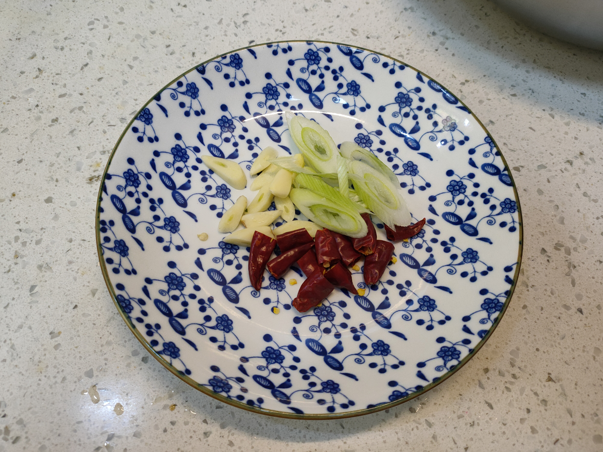 做手撕包菜，切记别直接下锅炒，多加一个步骤，脆爽入味不出水