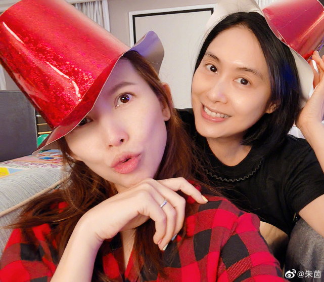 朱茵蔡少芬搞怪五连拍，素颜怼镜状态满分，堪称不老女神代名词