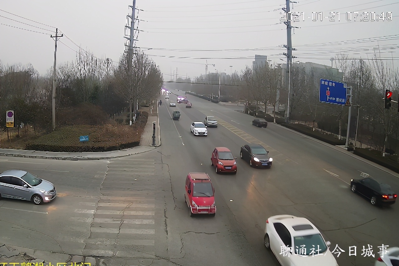山东茌平城区一辆红色电动四轮撞人后跑了，监控清晰拍下车型特征-聊城头条