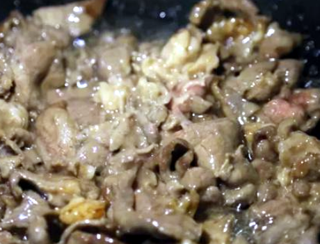 图片[5]-葱爆羊肉时 直接加淀粉是不对的 多加1个步骤 羊肉鲜嫩无膻味-起舞食谱网