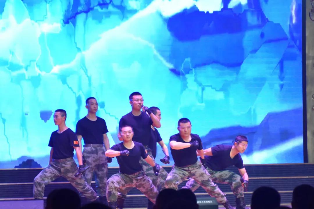 ���Ƚ����á��侯<a href=http://www.cngansu.cn/news/ target=_blank class=infotextkey>����</a>�ܶӰ���֧�� | ½����82���ž�ĳ��