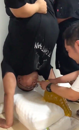 泡泡龙生前曾被好友倒灌花生油，画面让人非常