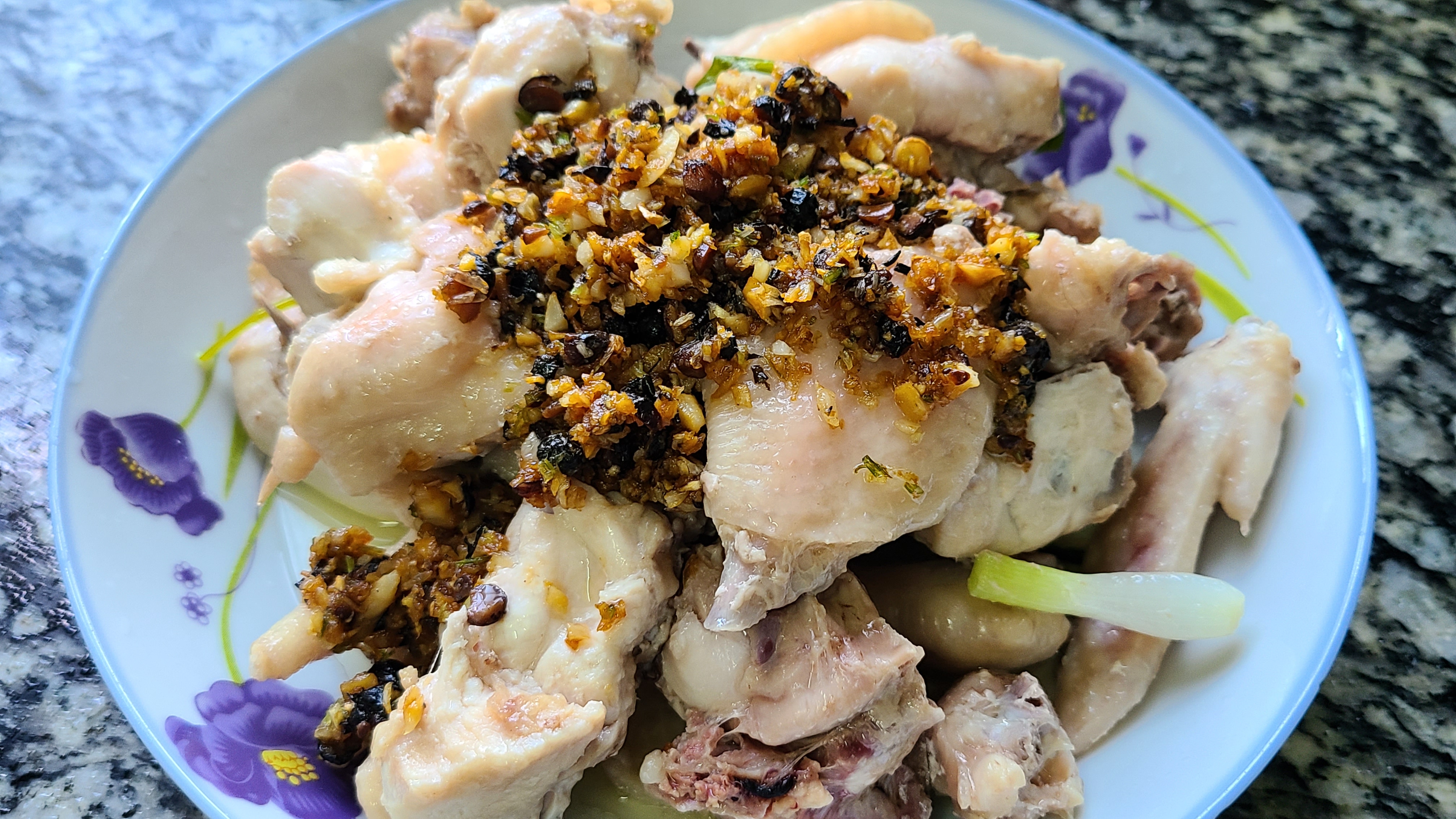 鸡肉这种做法很少见，做出来的鸡肉香味浓味道好，下酒下饭都很棒